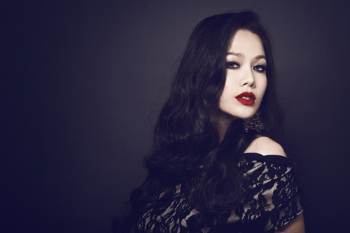 Nhật Kim Anh gợi cảm phong cách Tây cổ điển